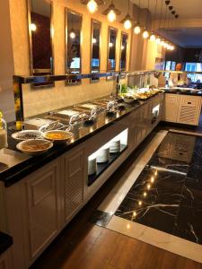 GokcedereThermal Saray Hotel & Spa Yalova的厨房配有带食物的柜台