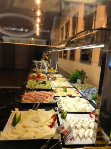 GokcedereThermal Saray Hotel & Spa Yalova的包含多种不同食物的自助餐