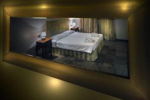 多索博诺里卡希迪康帕尼亚农庄酒店的镜子中卧室的反射,镜子中的床