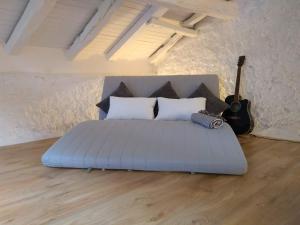 毕尔巴鄂Amets house的一间卧室配有一张蓝色的床和吉他