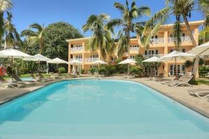 Rodrigues Island库库提尔斯酒店 - 罗德里格斯的酒店前方的大型游泳池