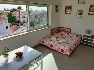 利马索尔Limassol sea view studio的一间卧室设有一张床和一个大窗户