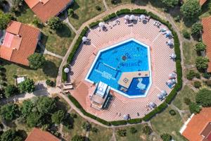 法扎纳Holiday Centre Bi village的享有庭院游泳池的顶部景色