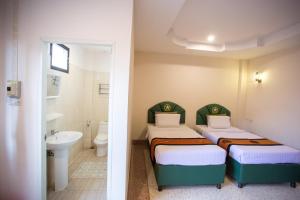 乌隆他尼斯塔尔酒店的小型客房 - 带两张床和浴室
