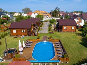 达布基Dom Wczasowy Laguna的享有带游泳池的度假村的空中景致