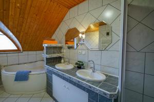 波普拉德芬塔齐亚旅馆的浴室设有2个水槽、卫生间和镜子。