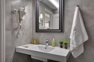 约阿尼纳Frontzu Politia的浴室设有白色水槽和镜子