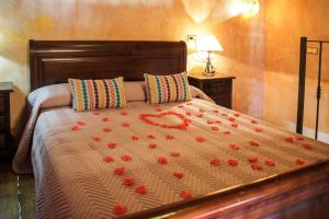 绍萨尔Casa Las Riquelas的一间卧室,床上有红色玫瑰