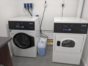 阿伯丁Apartrooms Aberdeen的洗衣房配有洗衣机和洗衣机