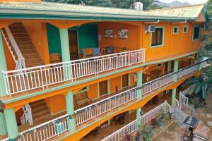 波尔多·格尼拉La Solana Suites and Resorts by Cocotel的享有橙色建筑的空中景色,设有阳台