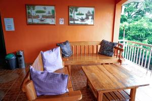 波尔多·格尼拉La Solana Suites and Resorts by Cocotel的门廊配有木桌和两把椅子