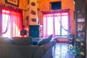 绍萨尔Casa Las Riquelas的带沙发和2扇窗户的客厅