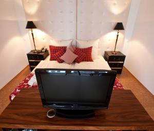 雷斯里斯莱茵公园酒店的卧室内的一张桌子上的电视,卧室内配有一张床