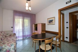 圣贝内代托-德尔特龙托Appartamento Mediterraneo的客厅配有桌子和沙发