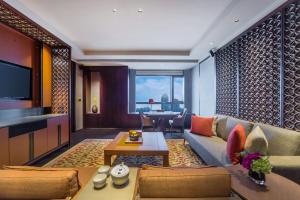 重庆重庆丽晶酒店，洲际酒店集团旗下的客厅配有沙发和桌子