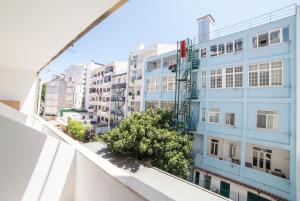 里斯本FLH Gulbenkian Flat with Balcony的从大楼的阳台上可欣赏到风景
