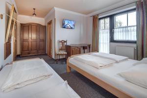 马里博尔特拉纳佳妮酒店的酒店客房设有两张床和窗户。