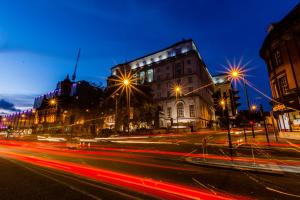 利物浦阿德菲酒店的夜夜视的城市街道,有建筑和路灯