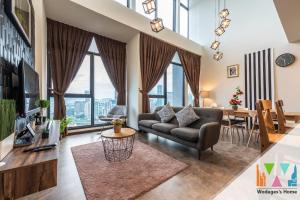 吉隆坡KLCC View Expressionz Family Loft by WGS的客厅配有沙发和桌子