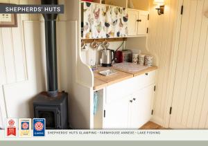 瑟斯克Morndyke Shepherds Huts的客房内设有带炉灶的小厨房