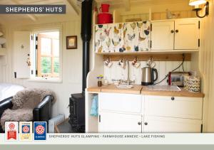 瑟斯克Morndyke Shepherds Huts的一间位于带台面的小房子里的厨房