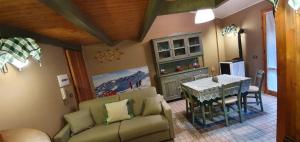 利维松多里SNOW HOUSE的客厅配有沙发和桌子