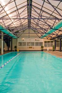 布莱克浦诺布莱克城堡酒店及水疗中心 的大型游泳池设有大型天花板
