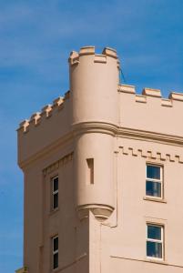布莱克浦诺布莱克城堡酒店及水疗中心 的一座建筑的顶部有一座塔楼
