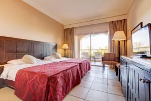 赫尔格达TUI MAGIC LIFE Kalawy的酒店客房,配有一张带红色毯子的床