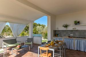滨海波利尼亚诺Torre San Martino的厨房以及带桌椅的起居室。