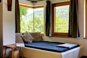 科尼茨Herzegovina Lodges Boracko Jezero的窗户座位,位于带大窗户的房间里