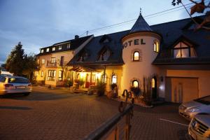 OberahrLandhotel Villa Moritz garni的前面有停车位的建筑