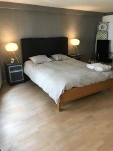 洛桑Studio SIEVA的一间卧室配有一张带2个床头柜的大床