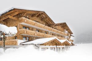 富尔普梅斯Hotel Brugger的前方被雪覆盖的建筑