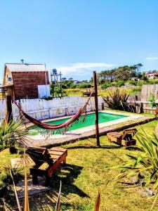 德尔迪阿布罗角El Diablo en Paz的一个带吊床的游乐场和一个游泳池