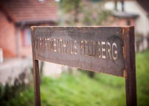 费尔德伯格Apartmenthaus Feldberg的房屋前读读鸟 ⁇ 的标志