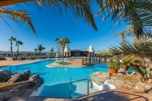 Abora Interclub Atlantic by Lopesan Hotels内部或周边的泳池