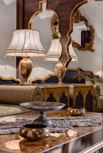 安塔利亚图瓦纳酒店的一张桌子,上面有台灯和镜子