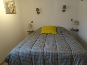 圣伊波利特Maison d'Hôtes Le Cep d'Or Alsace的一间卧室配有一张黄色枕头的床