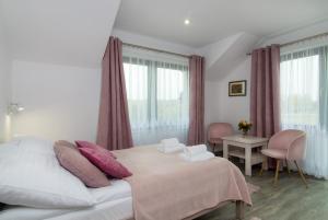 卡齐米日-多尔尼Za Gościńcem的一间卧室配有带粉红色枕头的床