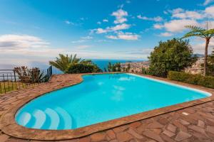 FLH Funchal Ocean View with Pool内部或周边的泳池