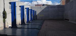 ZitácuaroHotel Maria Fernanda Inn的建筑物边的一排蓝色的柱子