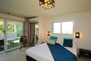 宗扎旅游酒店的一间卧室配有一张带蓝色枕头的大床
