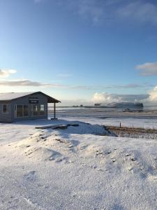 Reynir瑞尼尔宾馆的雪地中的建筑物,沙地里留下脚印