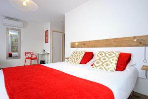 宗扎旅游酒店的卧室配有带红色枕头的大型白色床