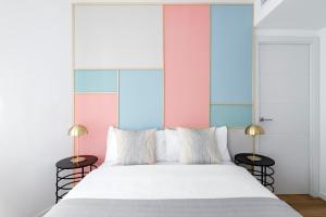 Color Apartments by Olala Homes客房内的一张或多张床位