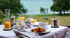 梅尔斯堡罗曼蒂克安西住所酒店的一张桌子,上面有早餐食品和橙汁