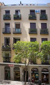 马德里洛斯阿尔帕斯酒店的一座高大的建筑,旁边设有阳台