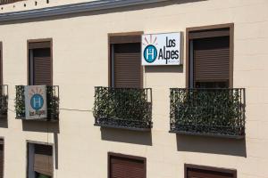 马德里洛斯阿尔帕斯酒店的一座建筑,设有两个种有植物的阳台
