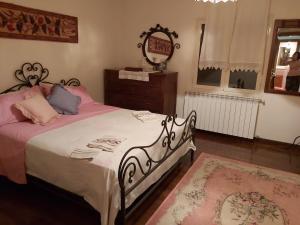 阿尼奥内Casale Santilli的一间卧室配有一张床、梳妆台和镜子